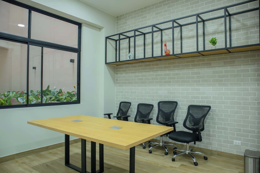 w Striking 1BR w Perfect Balcony Near Kennedy Park