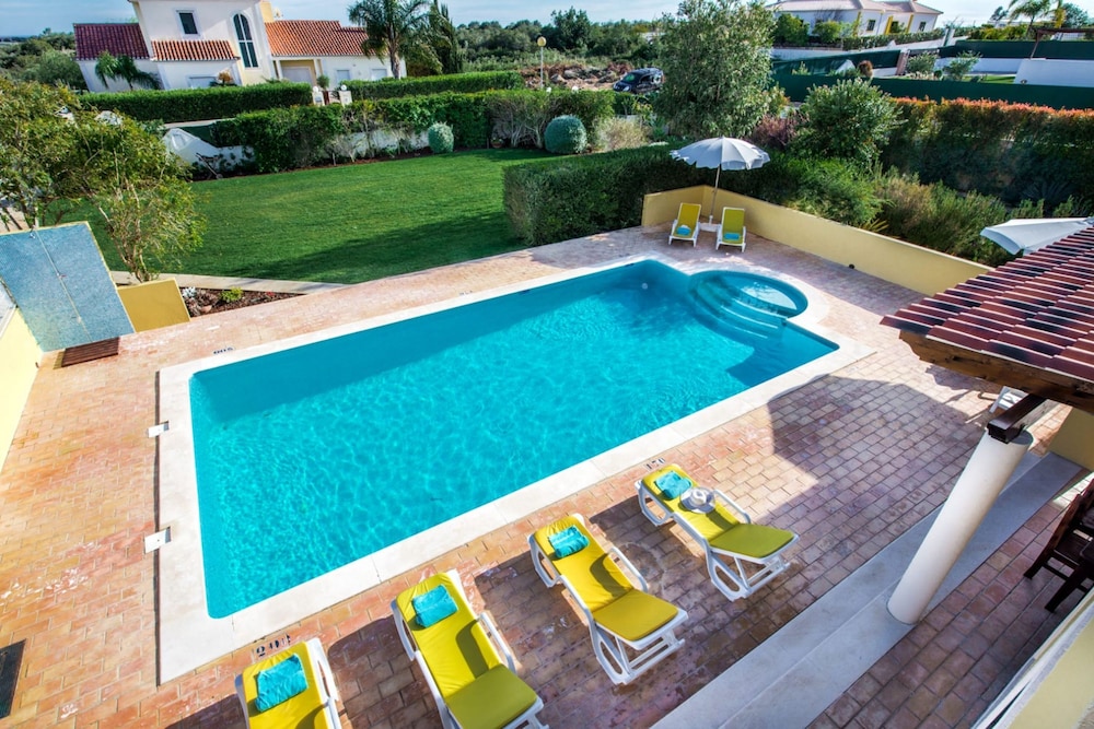 Amapola in Quelfes With 4 Bedrooms and 4 Bathrooms