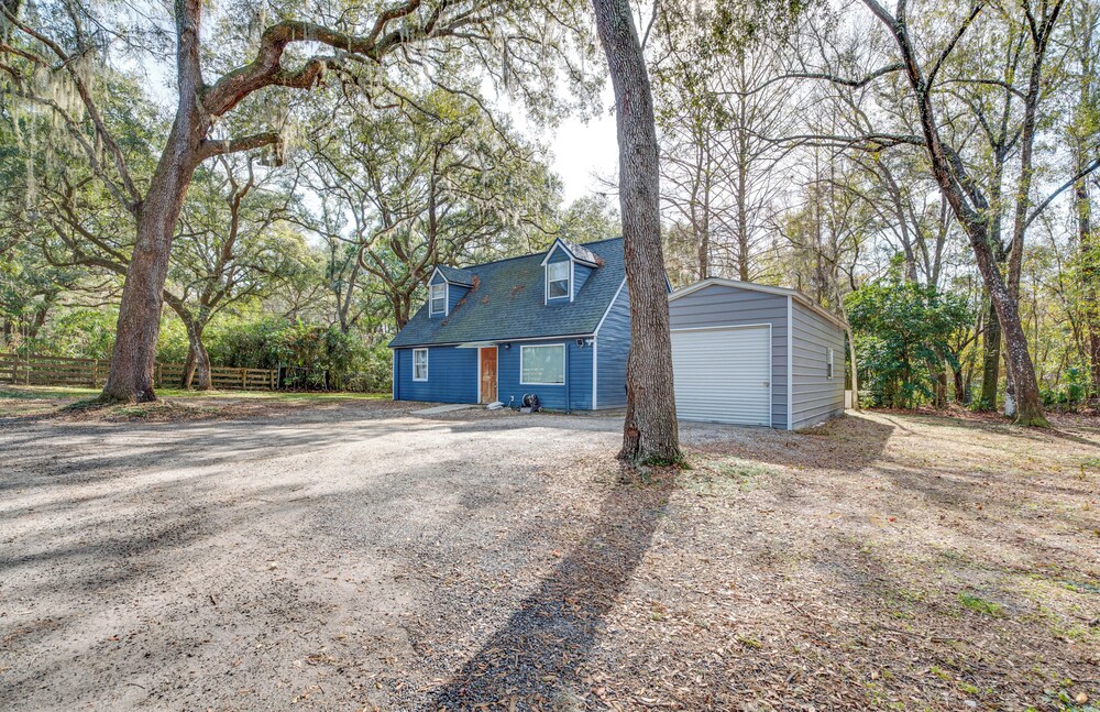 4 Mi to UF: Pet-friendly Home w/ Yard & Deck