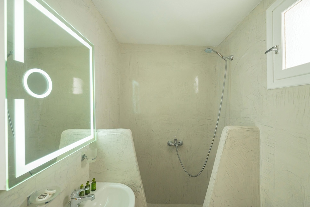 Loukas & Emma Eco Houses