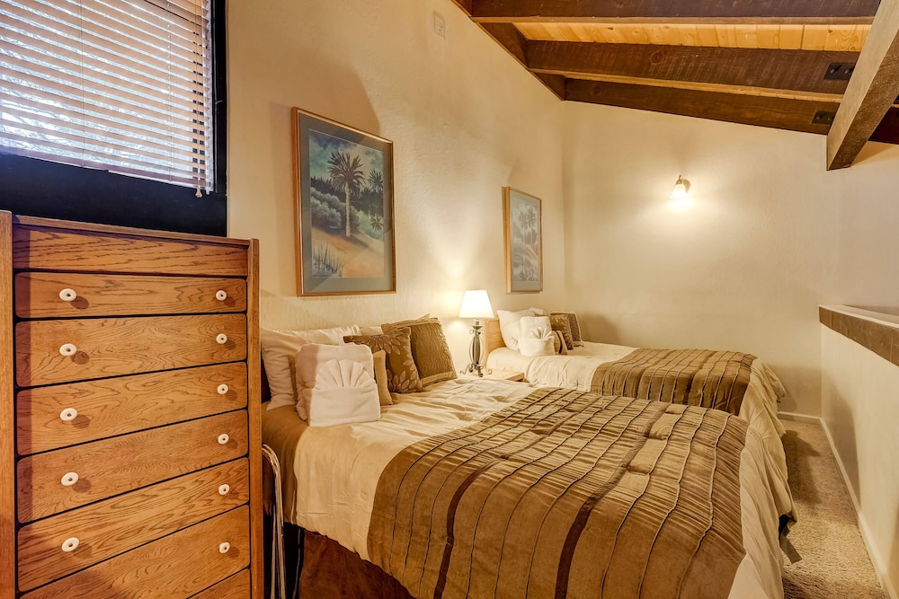 Lakeland Village - Walk to the Beaches of Lake Tahoe!