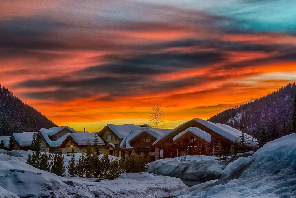 Sun Peaks Vacations - The Pinnacle Lodge - Property Image 2