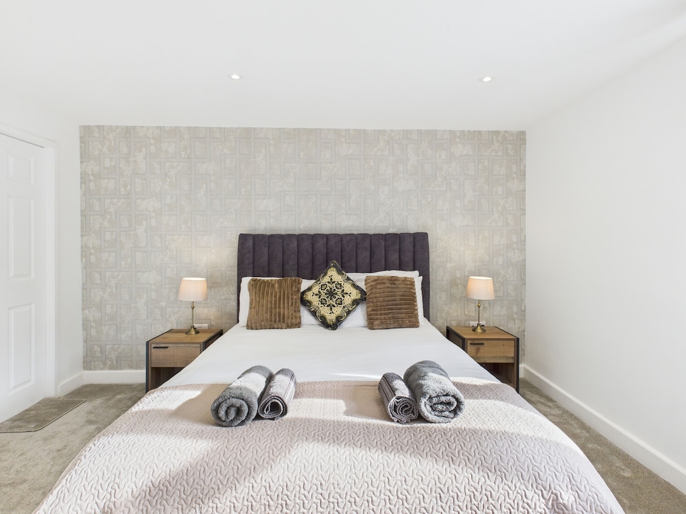 Room-modern Guest Room in West Midlands