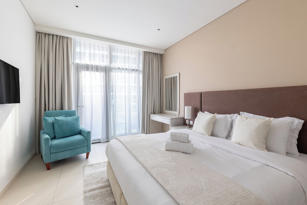 Stylish One-Bedroom Oasis Palm Location