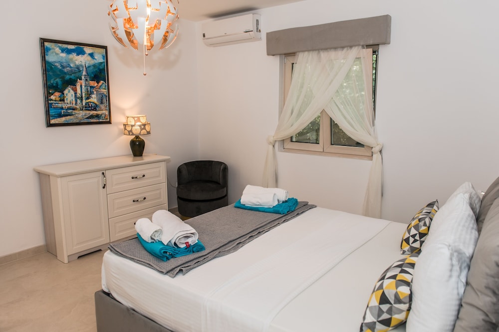 3 Bedroom 3 Bathroom Pool ,ivy House Montenegro view 4