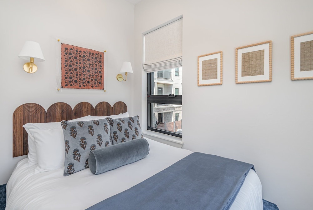 Treble Maker -rooftop Lounge - Pool - In Music Row