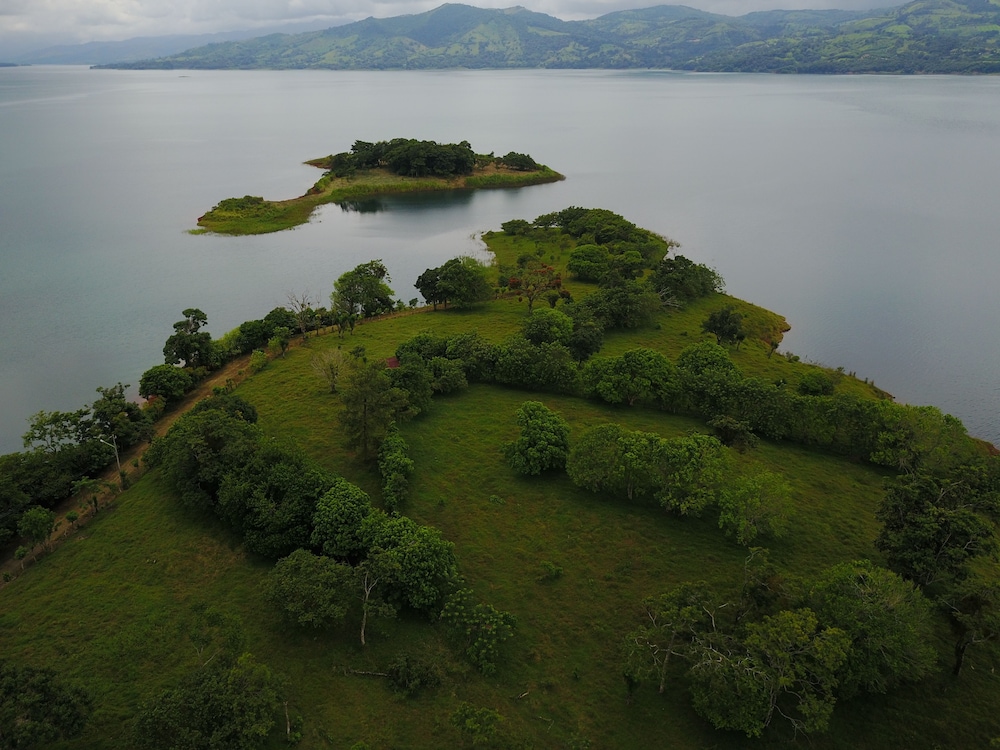 BlueBay Bugenvil Lake Lodge