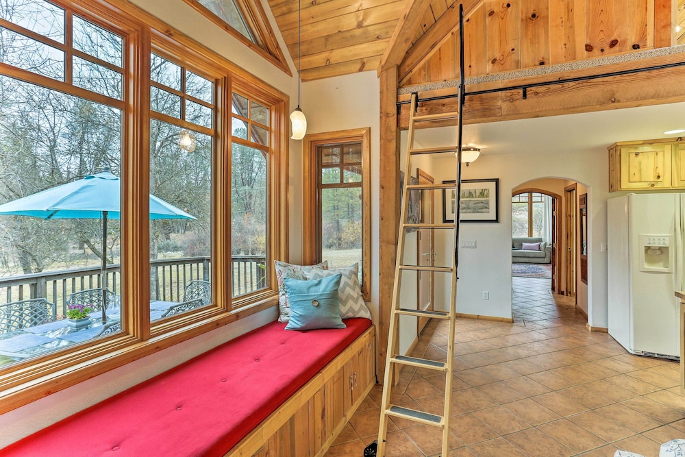 Peaceful Shasta Cascade Getaway on 15-acre Ranch!
