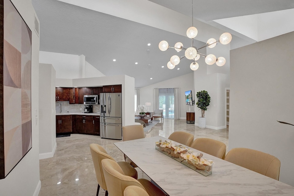 The Grand Luxe 8BR Villa w Pool and Basketball