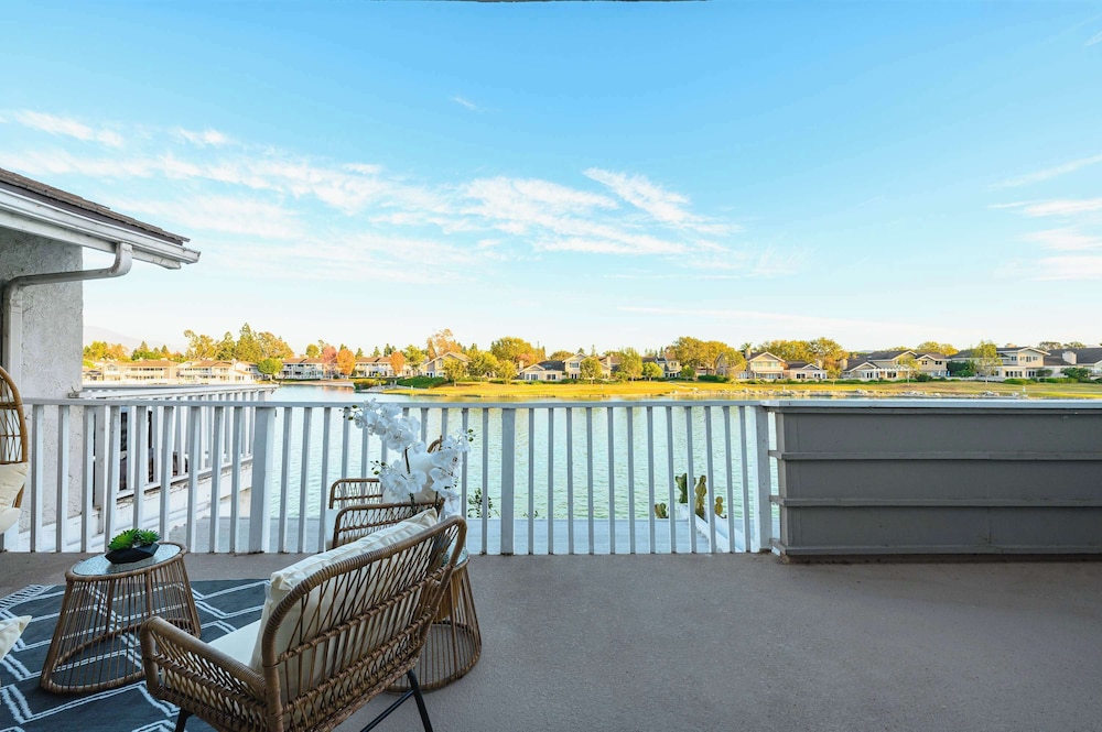 Waterfront Retreat With Stunning Views & Modern Co