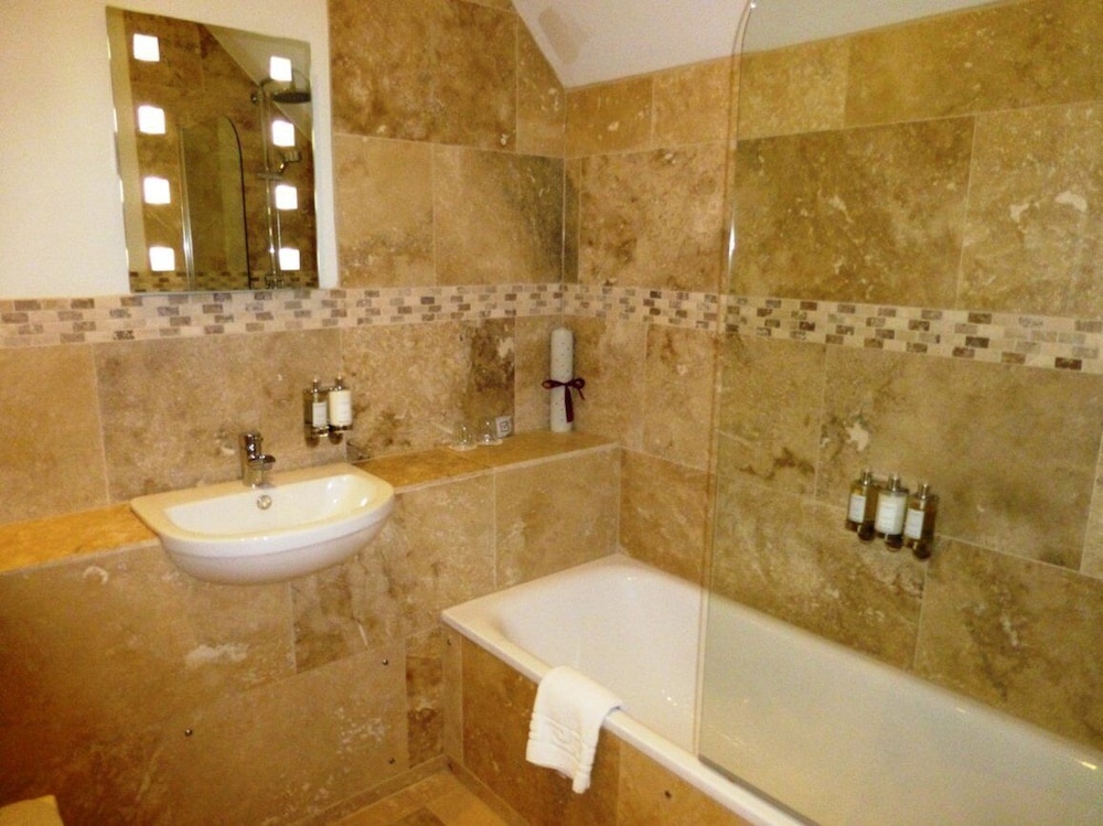 Aylesbury Vacations - The Five Arrows Hotel - Property Image 13