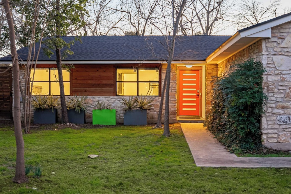 Private Yard w/ BBQ & Games, Steps to South Congress & Barton Creek Clarksburg