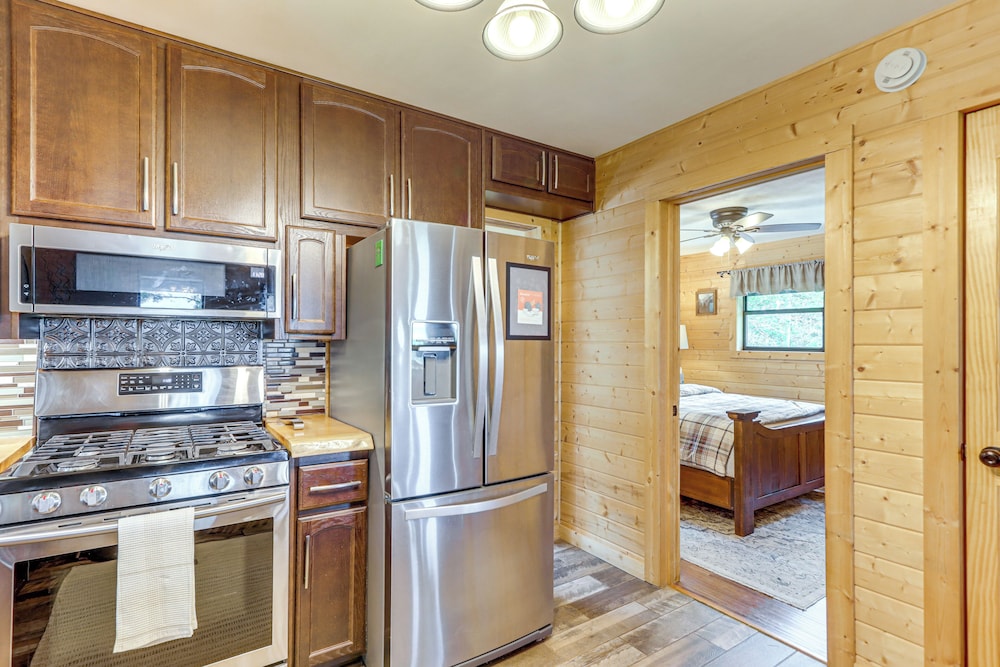 Deck, Panoramic Views: Serene Mineral Bluff Cabin!