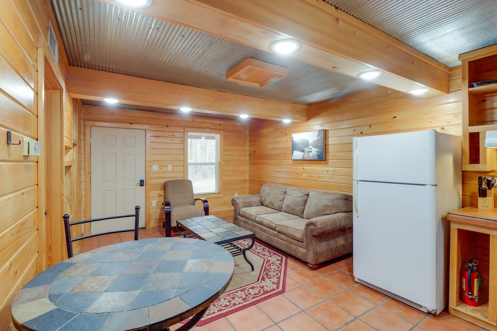 0.5 Mi to Greers Ferry Lake: Heber Springs Cabin view 2