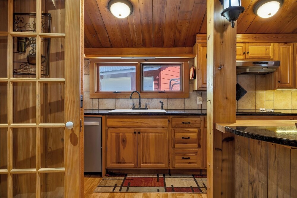 Pet-friendly 3BR Lake House Firepit + Pier