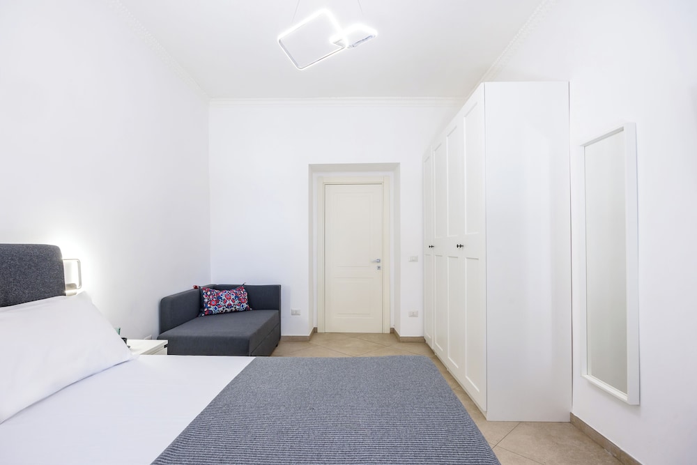 Chiaia Boutique Flat on Pedestrian Area by Napoliapartments