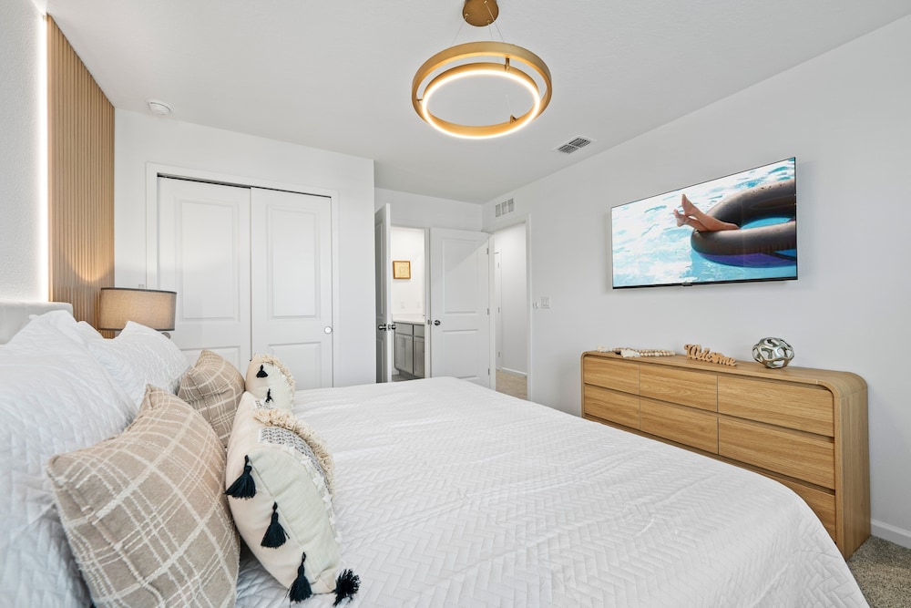 Light Welcoming Fun Resort Home Sleeps 20