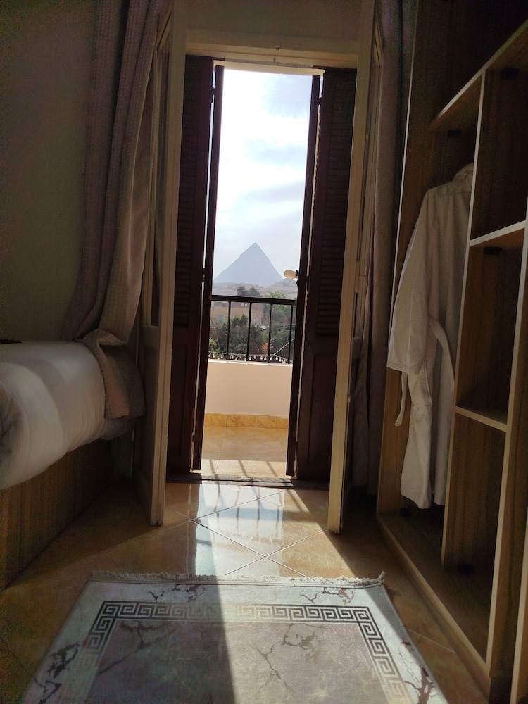 Isis pyramids view inn