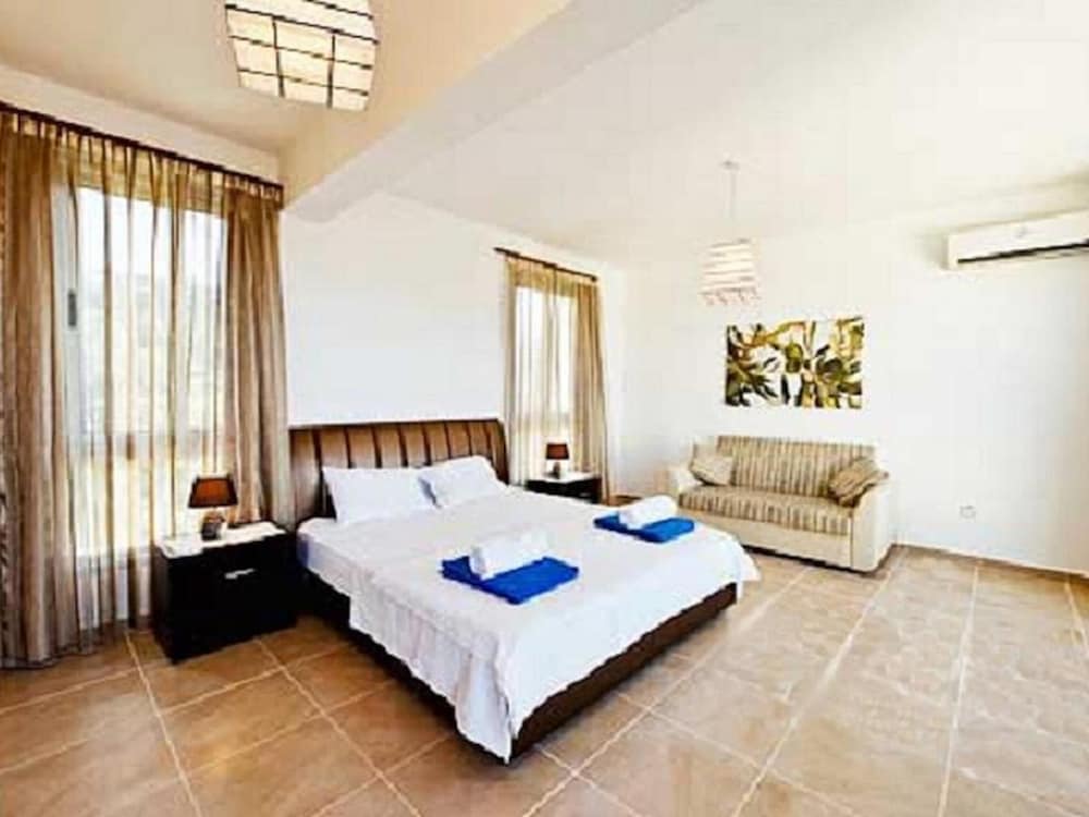 Sunny Villa, a Perfect Spacious Villa With Private Pool, Wifi & Ac in all Rooms view 2
