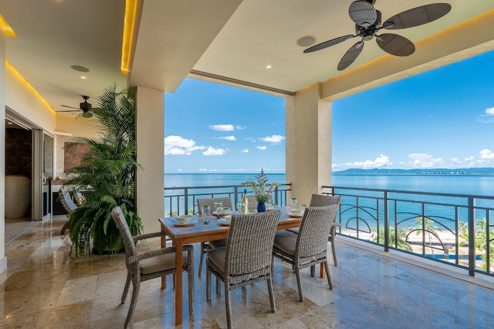 Ocean Front Amazing Views and Location Sleeps 8