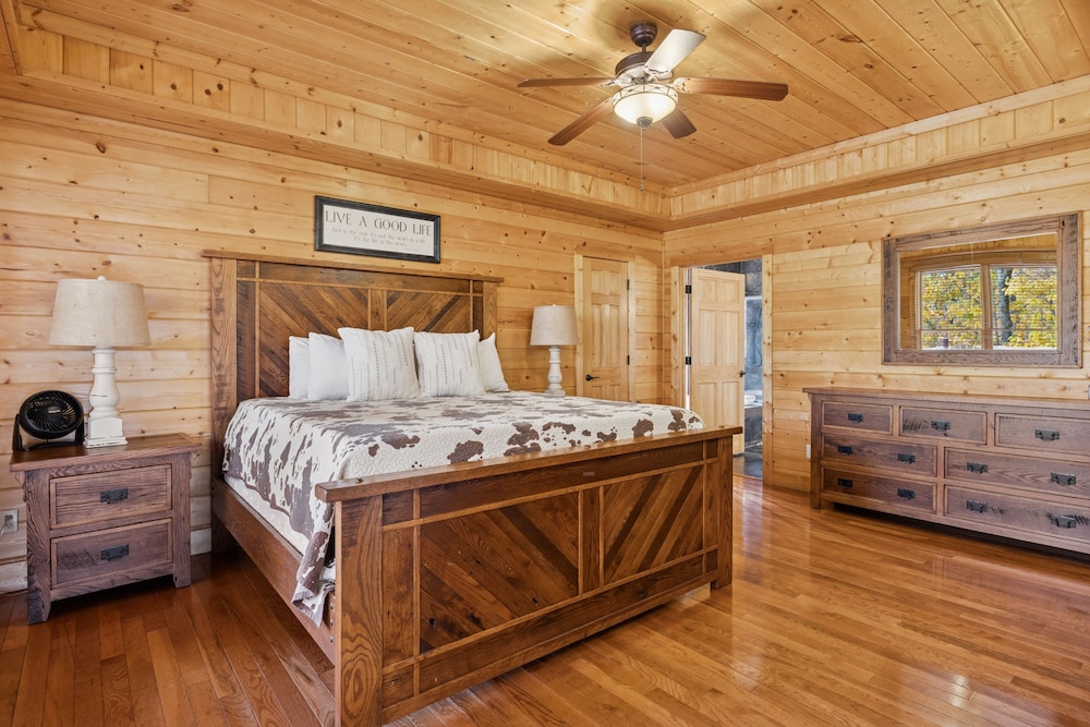 Pine Cone Cabin 4 Bedroom Cabin