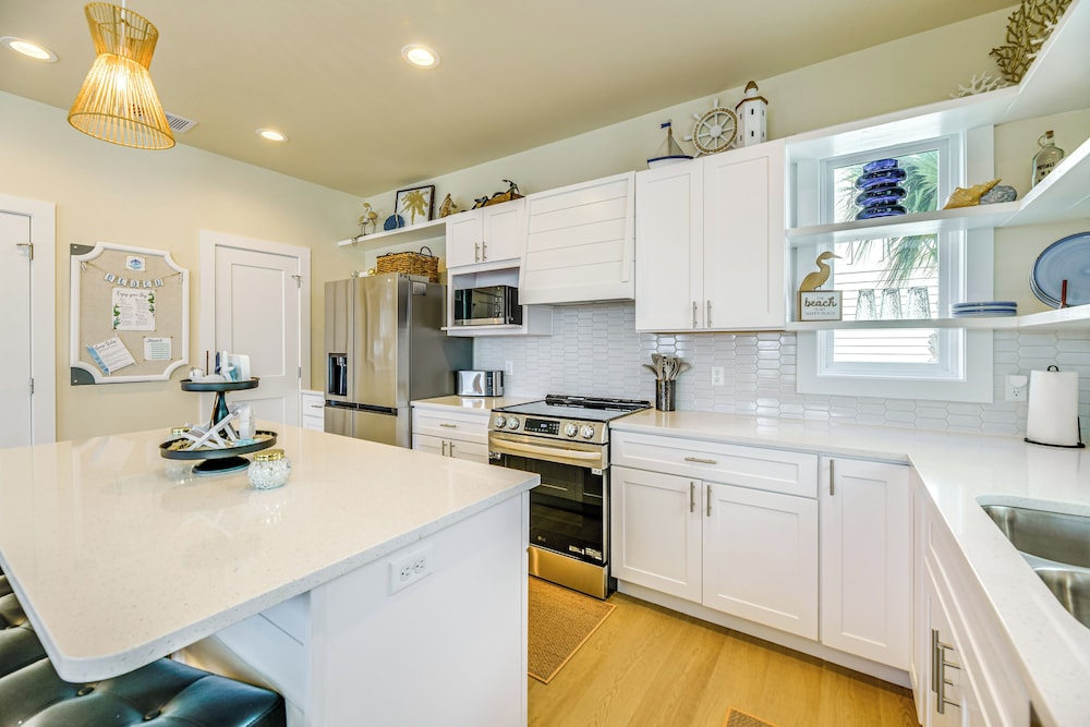 1 Mi to Beach: Home w/ Pool Access in Port Aransas