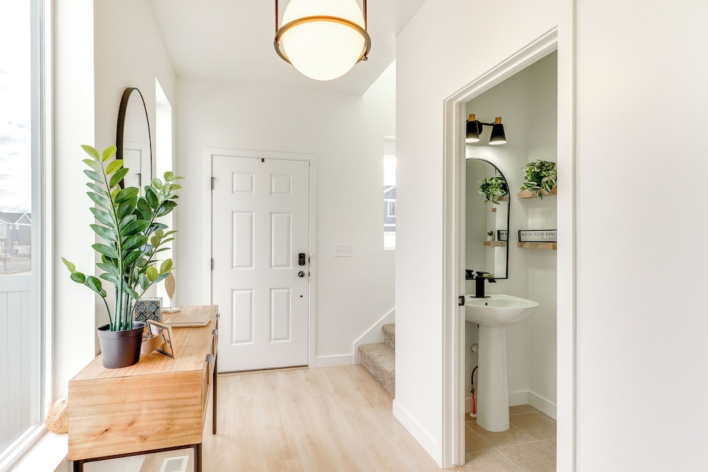 4 Mi to Zions Bank Stadium: Sleek Herriman Retreat