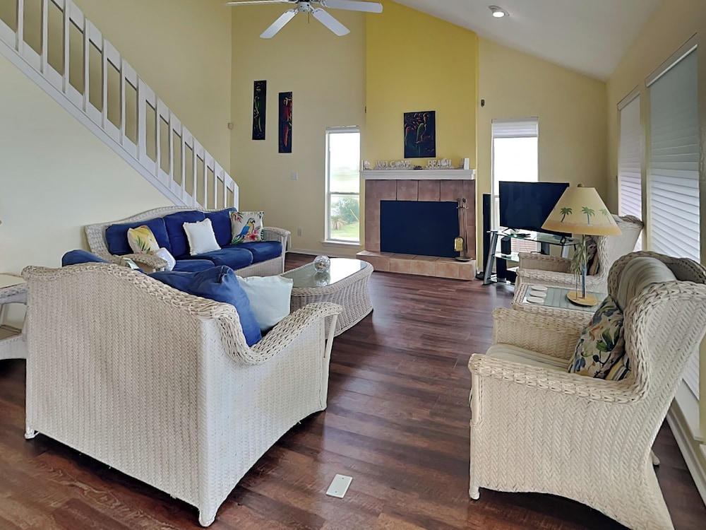 Whispering Sands Beachfront by Ryson Vacation Rentals