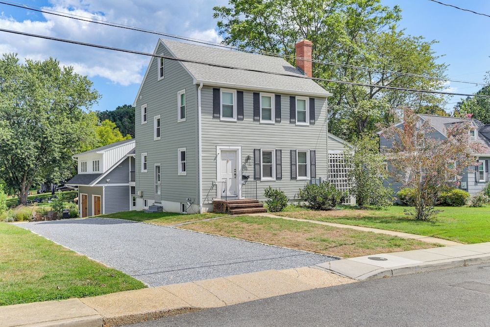 1 Block to Usna Stadium: Modern Annapolis Home!