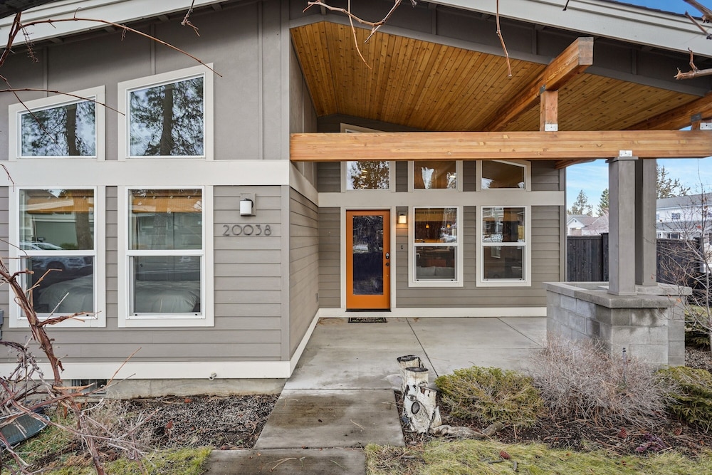Dwell 30 Days Minimum 3 Bedroom Home by RedAwning