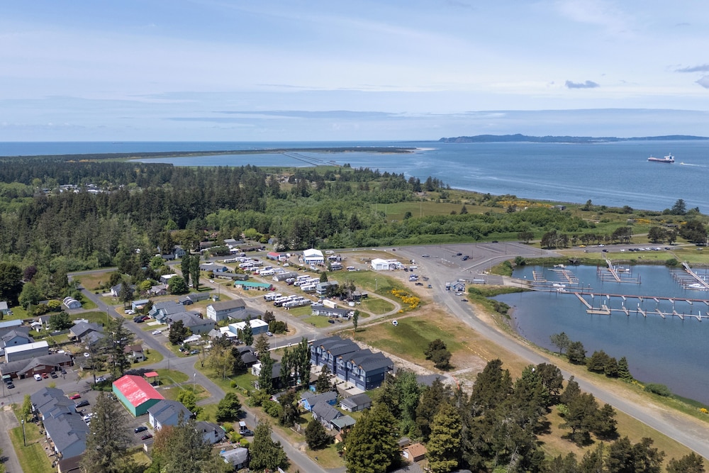 Columbia River Views: Spacious Hammond Getaway!