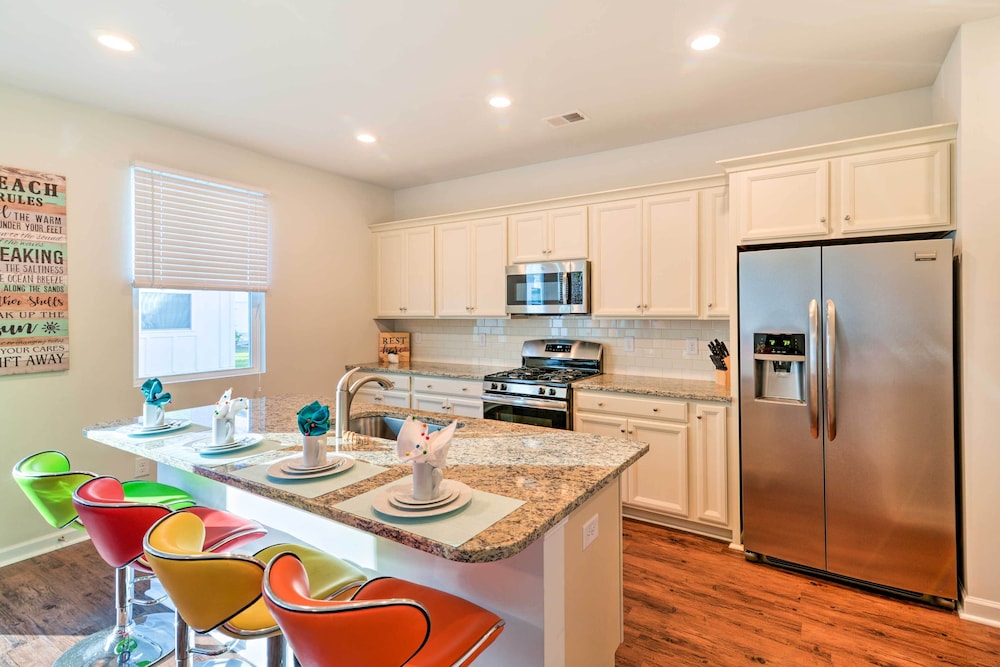 Colorful Myrtle Beach House: 2 Mi to Beaches!