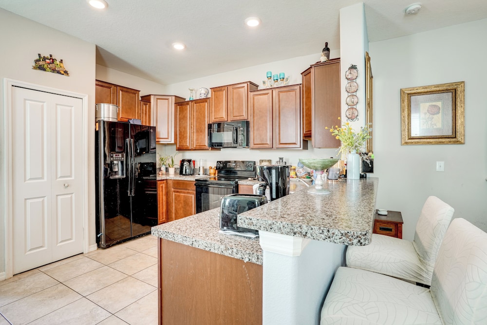 4 Mi to Brandon Exchange: Resort-style Townhome!