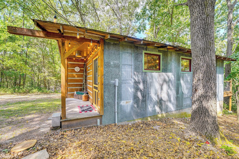 Unique Eureka Springs Cabin: Deck & Forest Views!