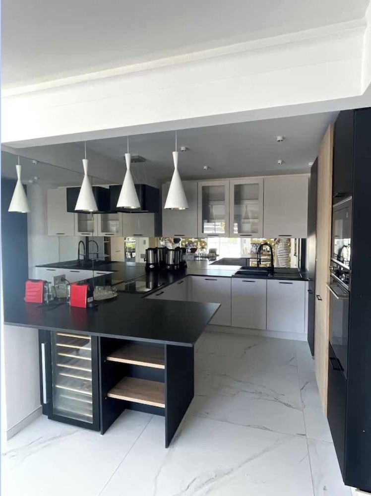 Modern Apartment - 3br- 6P - Palm Beah