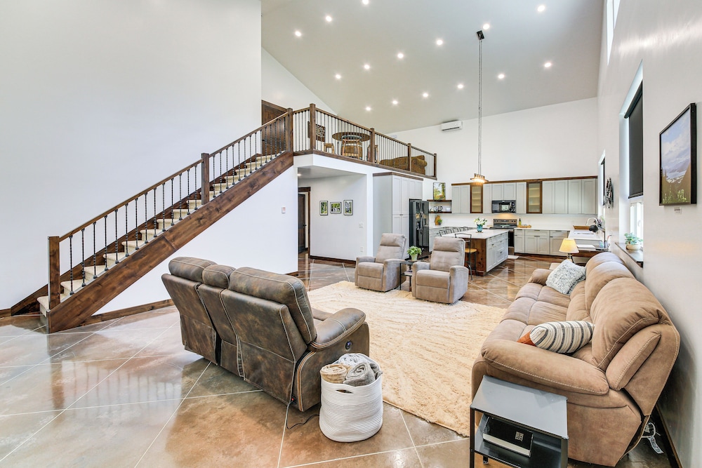 Relax, Reconnect & Explore: Modern Idaho House!