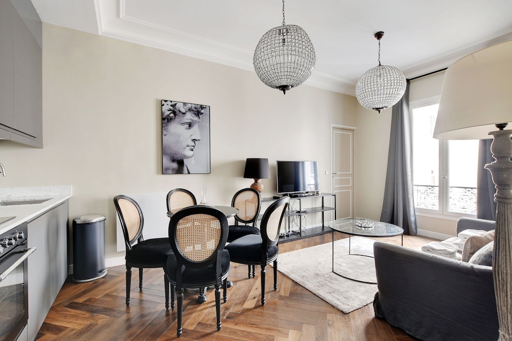 Charming Apartment - 1br/4p - Place Victor Hugo