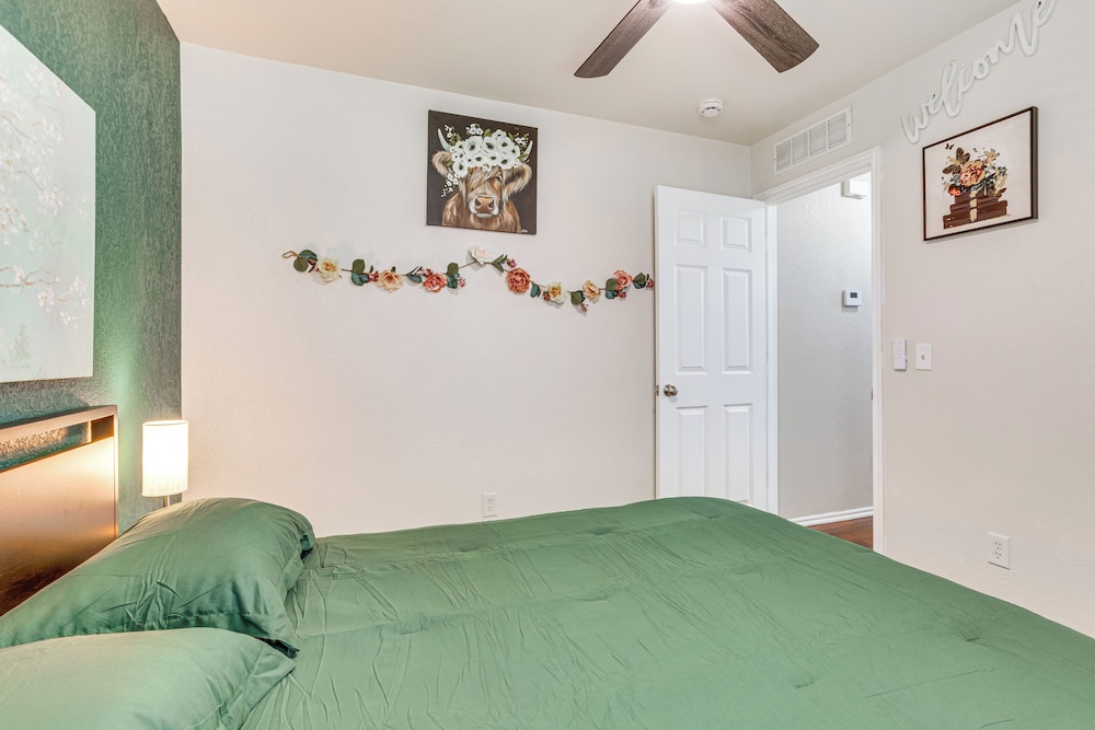 14 Mi to Dtwn Okc: Edmond Gem w/ Fenced Yard!