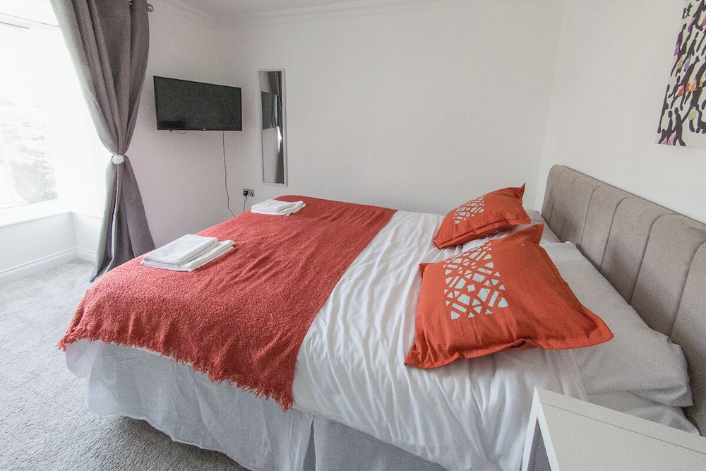 5 Bed Detached House - Sleeps 14