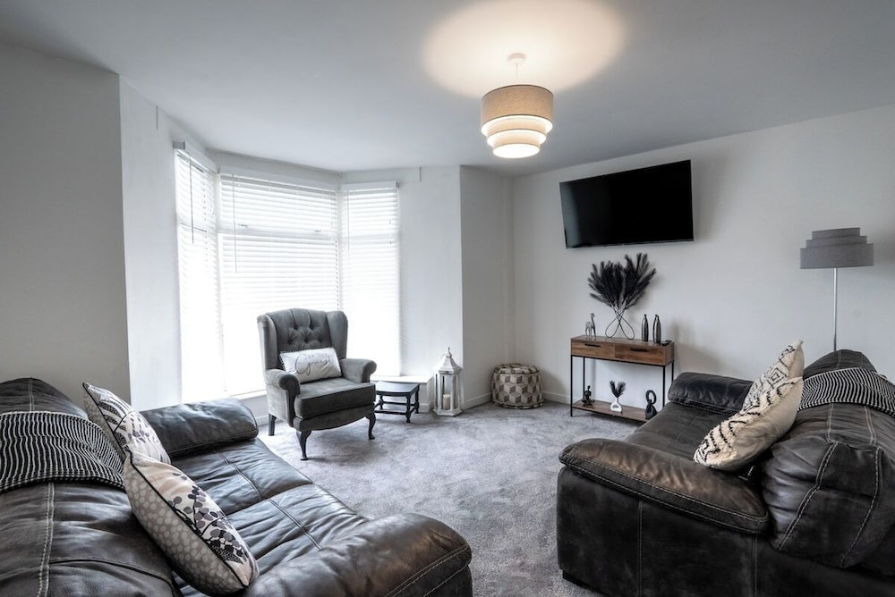 Stadium View 5-bed Retreat + Parking