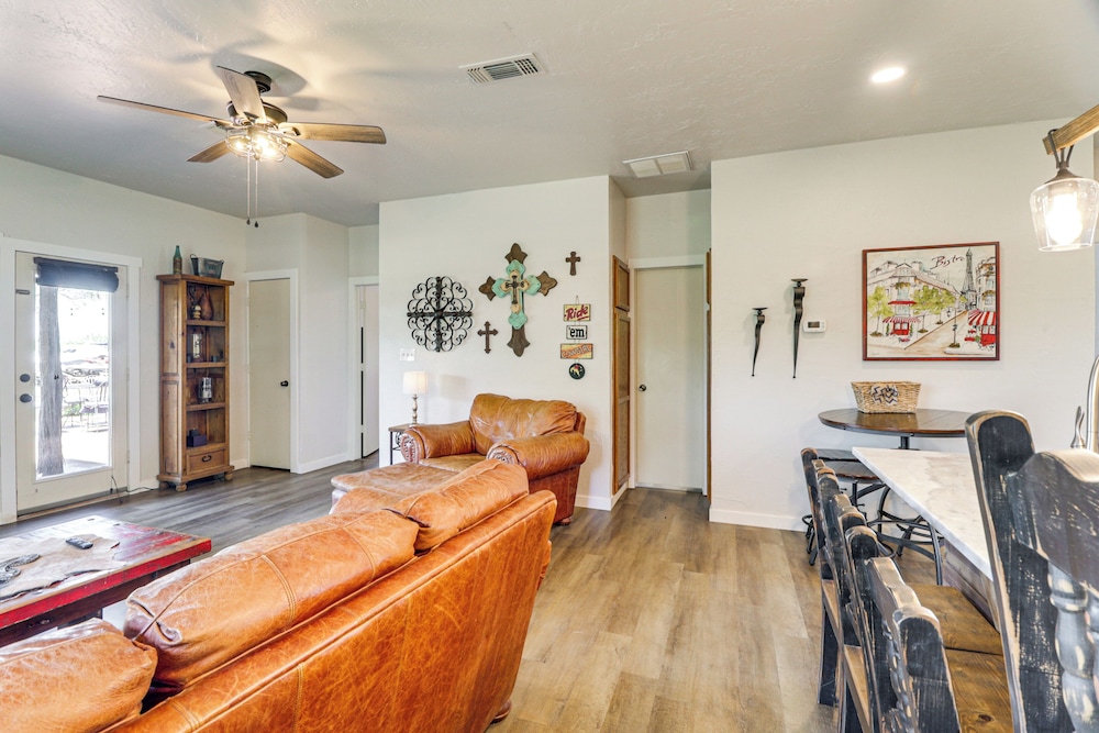 1 Mi to Lake: Pet-friendly Cabin in Strawn