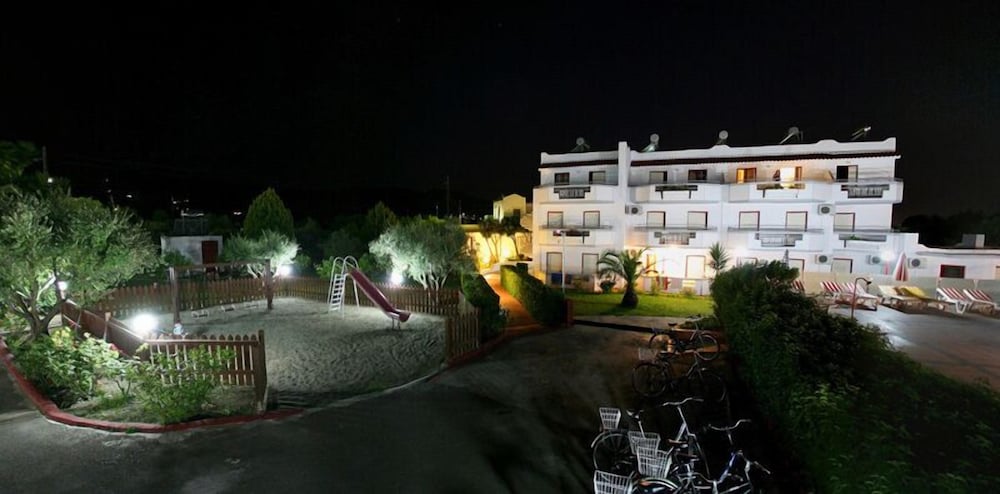 Sandy's Studios Apartments & Log Villas