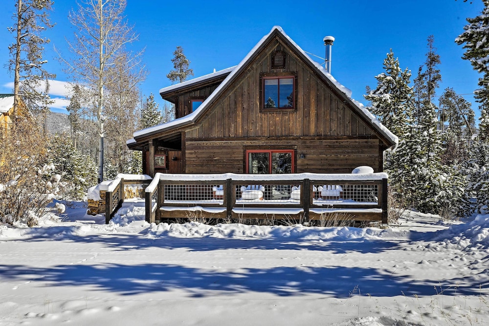 Spacious Grand Lake Cabin w/ Hot Tub & Deck view 2