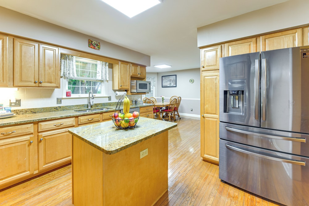 3 Mi to Historic Dtwn: Family Retreat in Beaufort!