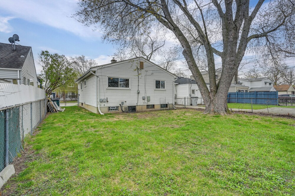 3 Mi to Dtwn Royal Oak: Getaway w/ Fenced Yard!
