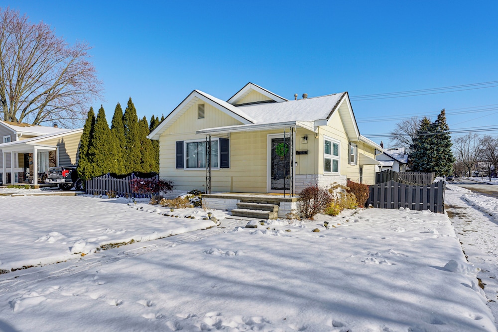 < 1 Mi to Dtwn Clawson! Family Retreat w/ Yard