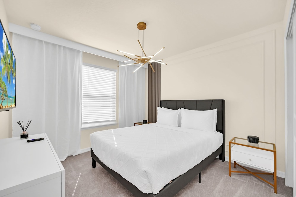 Stylish 5BR Home With Mickey Cars Rooms