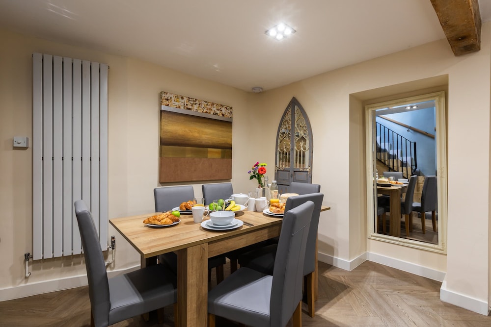 Stylish 4-bedroom Townhouse in the Heart of Bath