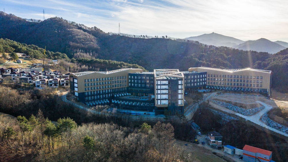 Hotel Ramada Hotel & Suites by Wyndham Gangwon Pyeongchang - Image 1