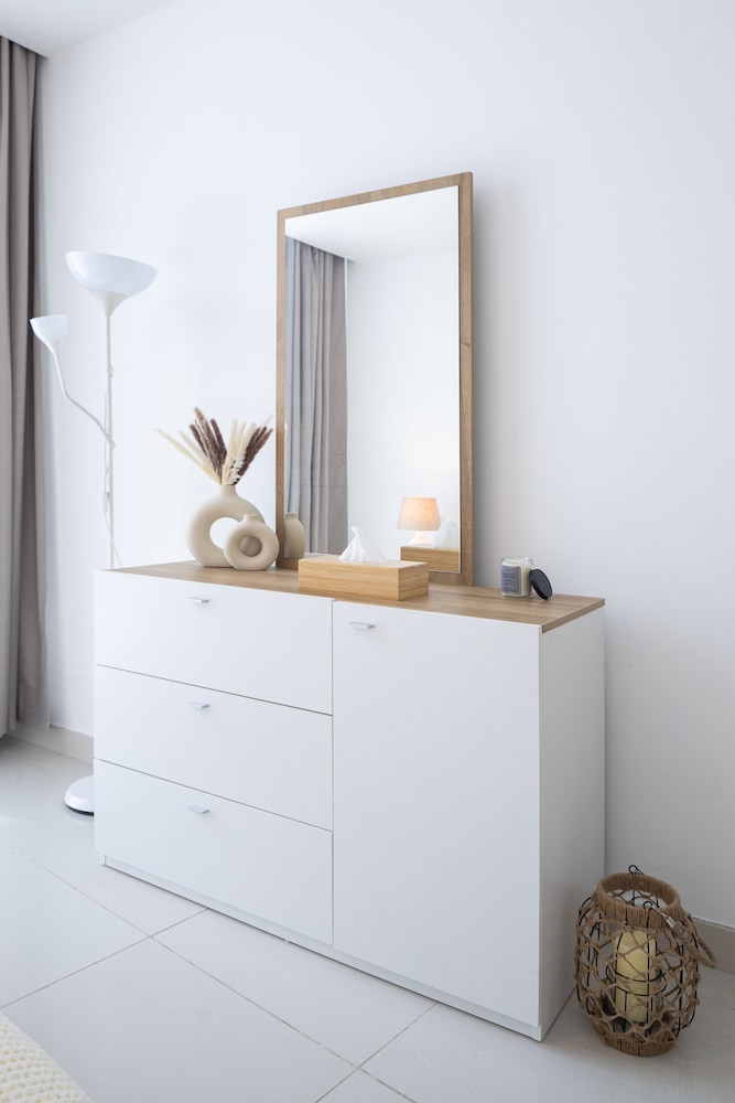 Waves - Charming Apt With Balcony, Minutes From The Beach — hotel room